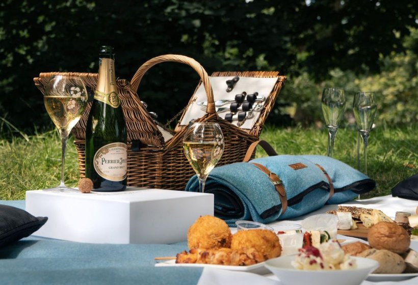 Perrier Jouet and picnic basket 